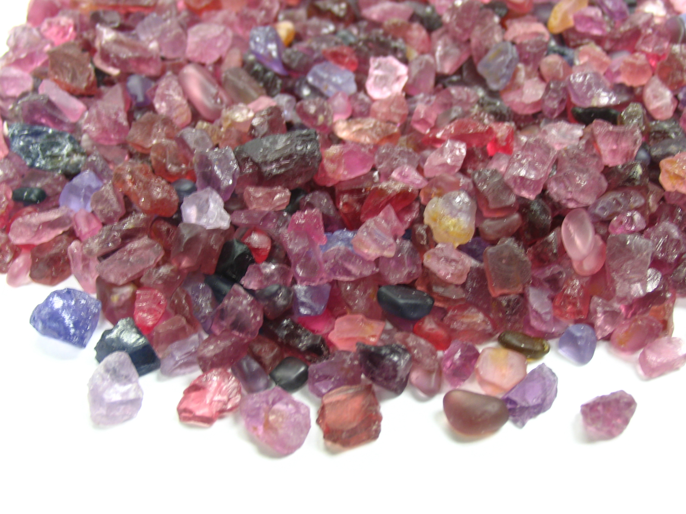 All That Glitters Faceting Rough Vietnamese Spinel qu-spinel-thi-n-nhi-n-vnj-trang-s-c-vi-t